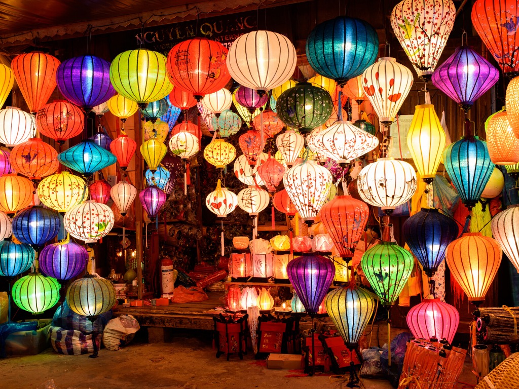 The lantern shop of Hoi An is the charm of Vietnam