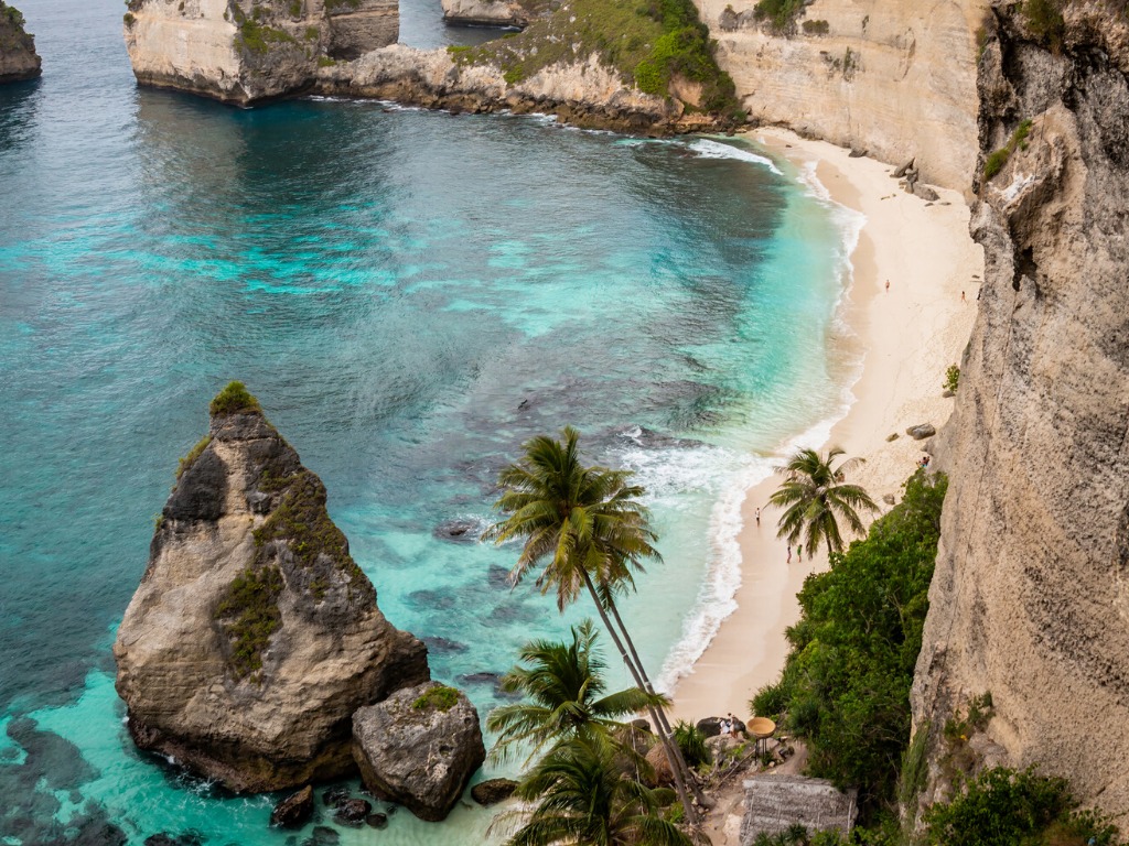 Diamond beach in Nusa Penida in Indonesia which is one of the best beaches in Nusa islands.